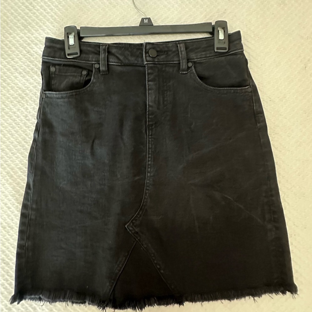 Vince Camuto, Black Denim, Skirt, With Raw Hem
Sz 4
Excellent Condition
